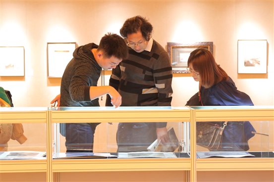 /Users/guozheyan/Desktop/曾老师采访稿件/收藏家在影易拍卖“首拍”预展现场查看摄影藏品.jpeg