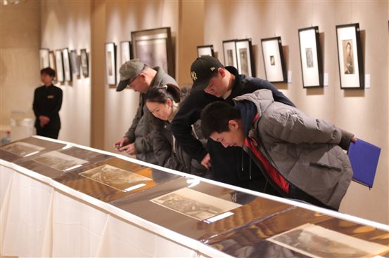 /Users/guozheyan/Desktop/曾老师采访稿件/第三篇配图/影易“首拍”预展民国艺术摄影展厅 刘洋摄.jpeg